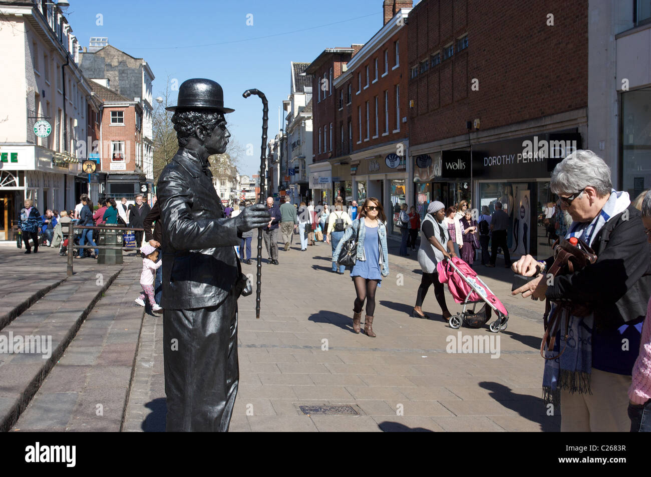 Charlie Chaplin, Straßenkunst, Straßenmusik, Statue, menschliche Aktivität, soziale Interaktion, Norwich, Norfolk, Großbritannien Stockfoto