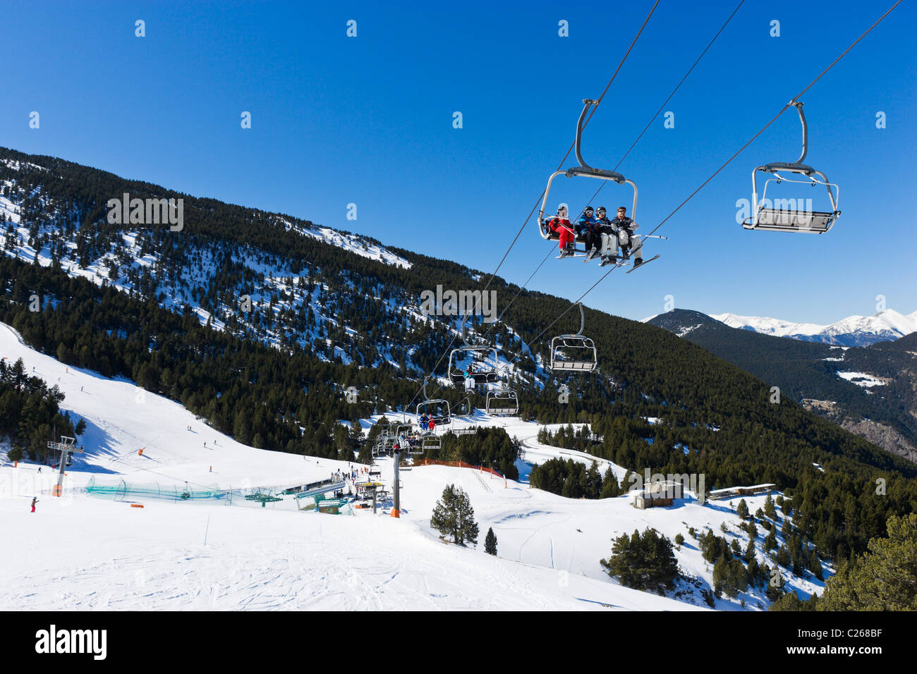 Sessellift und Blick nach unten hängen an der Spitze der Gondel Canillo, Canillo, Grandvalira Ski Area, Andorra Stockfoto