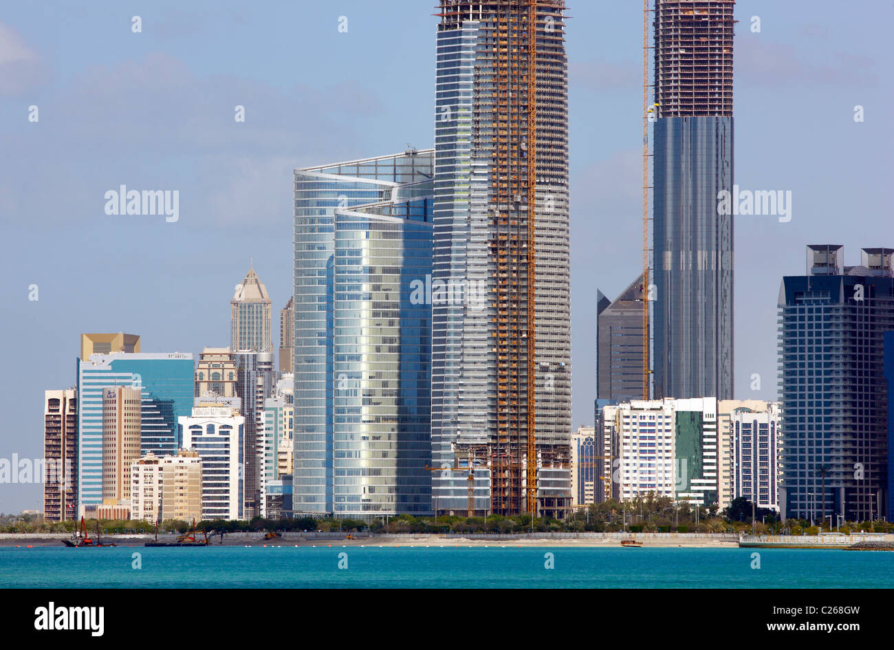 Skyline von Abu Dhabi, der Hauptstadt der Vereinigten Arabischen Emirate. Stockfoto