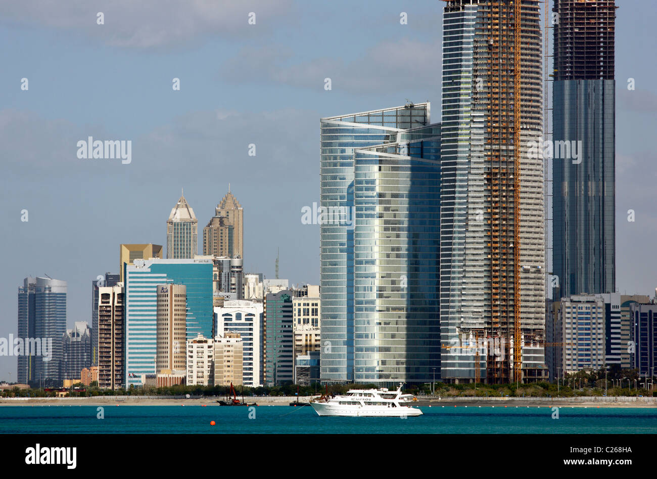 Skyline von Abu Dhabi, der Hauptstadt der Vereinigten Arabischen Emirate. Stockfoto