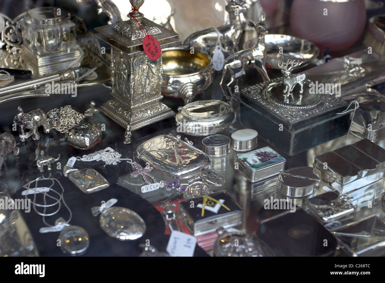 Silberschmuck in einem Antiquitäten-Schaufenster Stockfoto