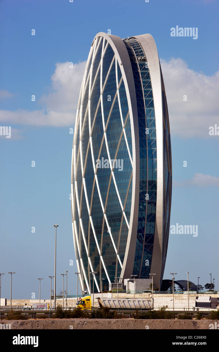 Sitz der Immobiliengesellschaft ALDAR, in eine Runde Form. "Die Münze" genannt. Abu Dhabi, Vereinigte Arabische Emirate. Stockfoto
