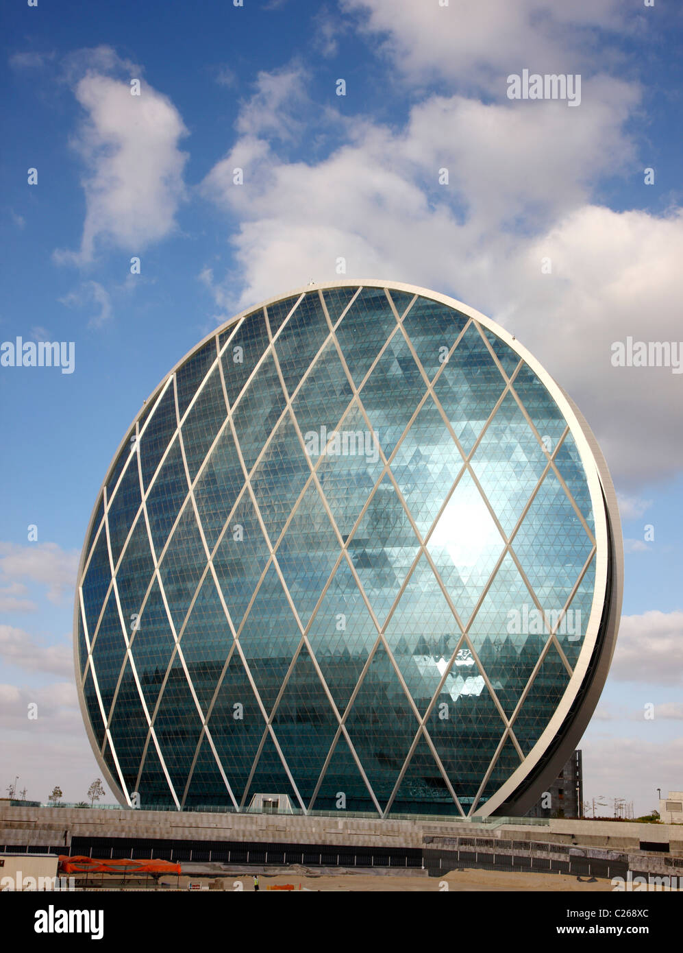 Sitz der Immobiliengesellschaft ALDAR, in eine Runde Form. "Die Münze" genannt. Abu Dhabi, Vereinigte Arabische Emirate. Stockfoto