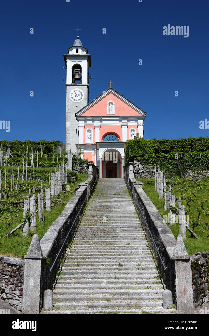 langen Flug der Treppe bis zum eine charmante helle Kirche auf einem Hügel, Konzept für Pfad zu Religion, glauben, Jesus, Stockfoto