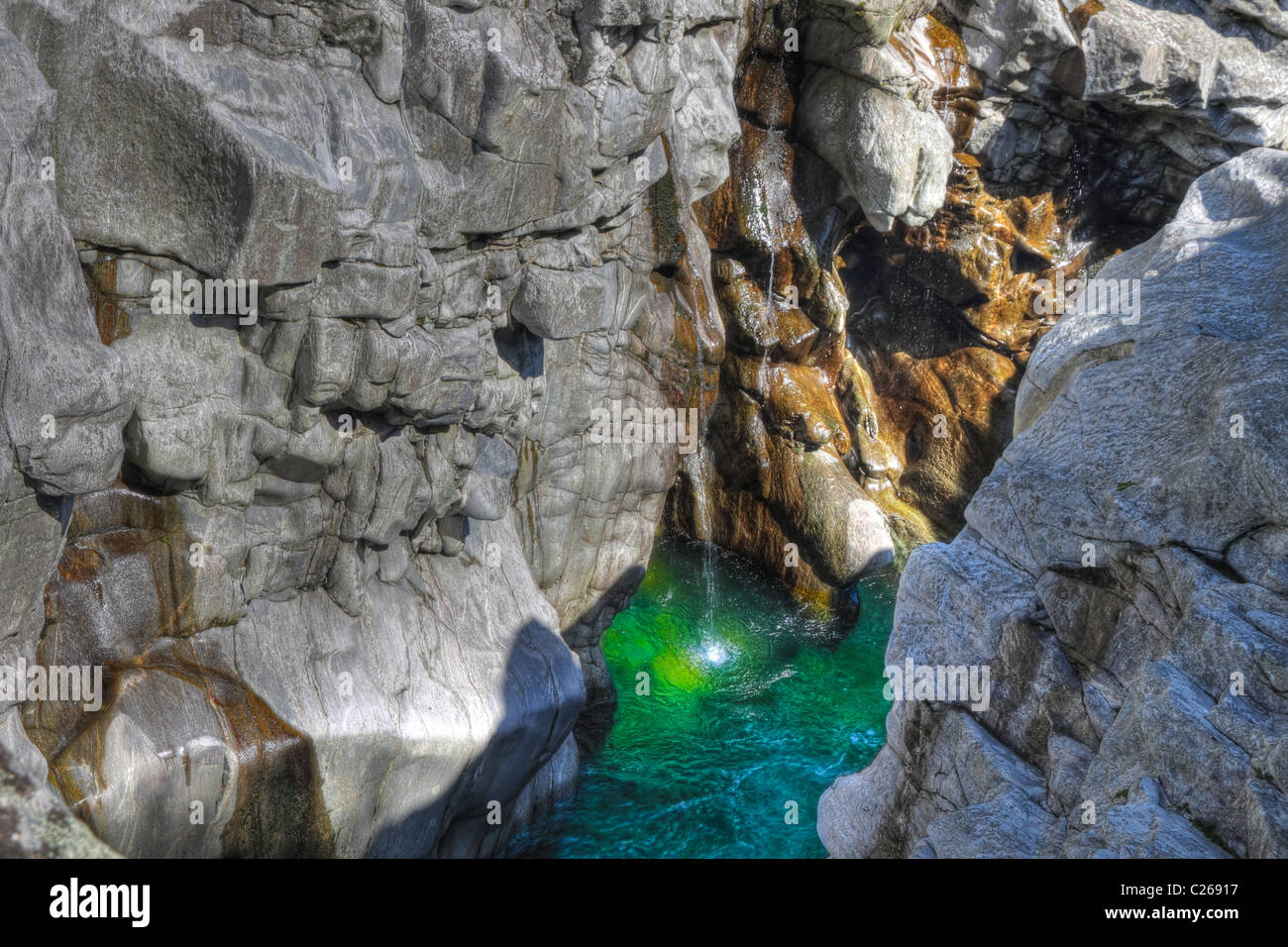 grünes Wasser der Tiefe Schnitt Schlucht des Flusses Maggia in der Nähe von Locarno Schweiz genannt Ponte Brolla Stockfoto