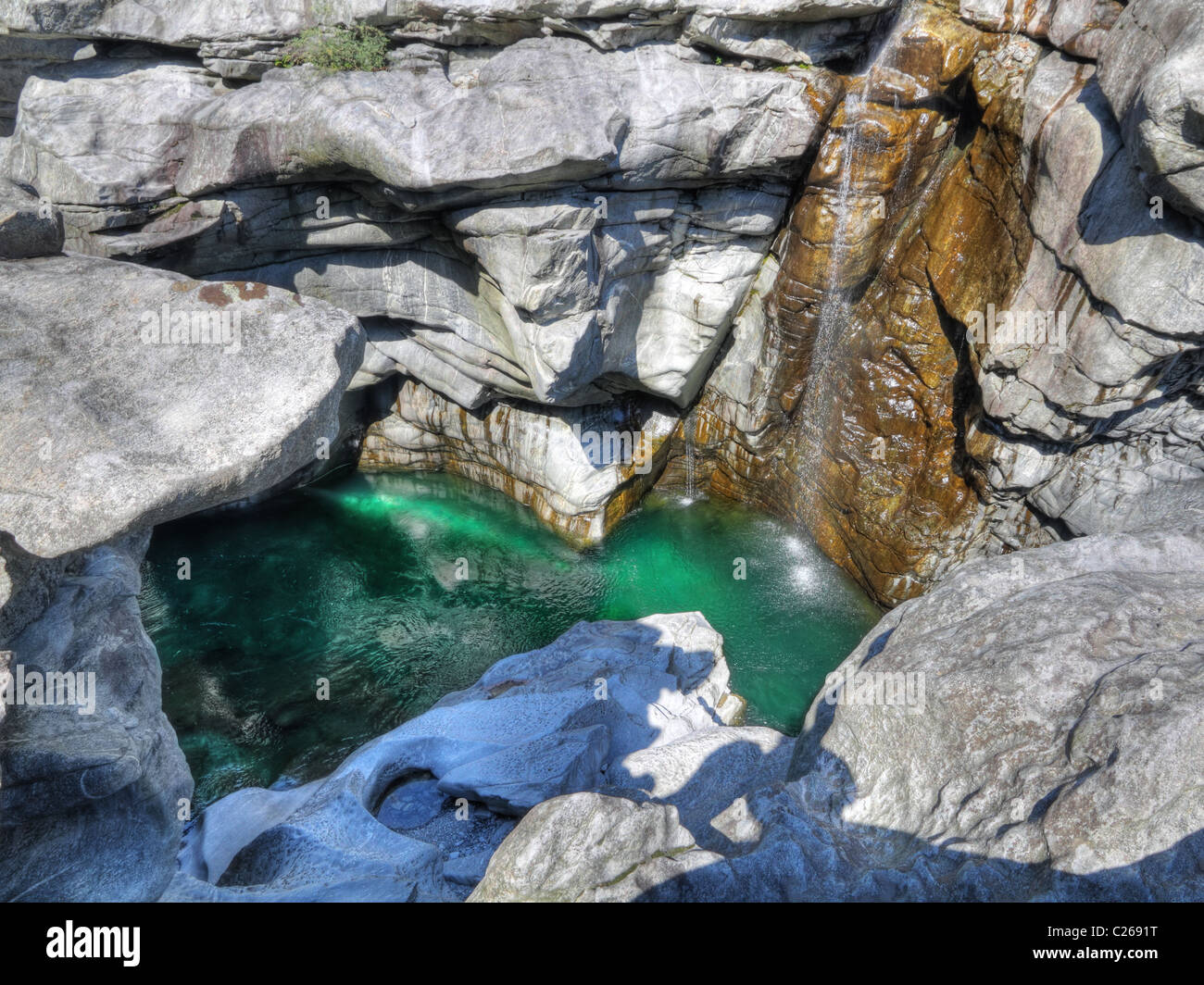 grünes Wasser der Tiefe Schnitt Schlucht des Flusses Maggia in der Nähe von Locarno Schweiz genannt Ponte Brolla Stockfoto