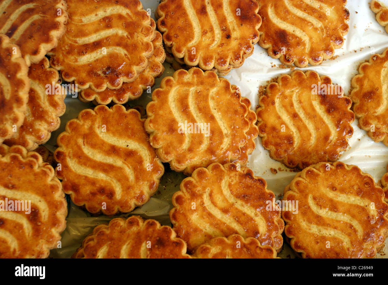 Französische Galettes auf einem Marktstand Stockfoto