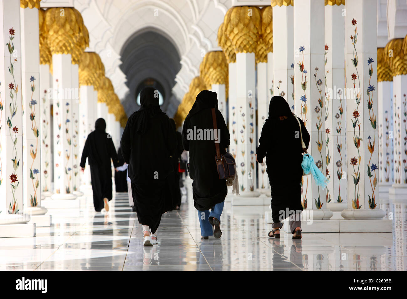 Sheikh-Zayed-Moschee, Abu Dhabi. Dritte größte Moschee der Welt. Platz für 10000 Gläubige drinnen und 30000 im Freien. Stockfoto