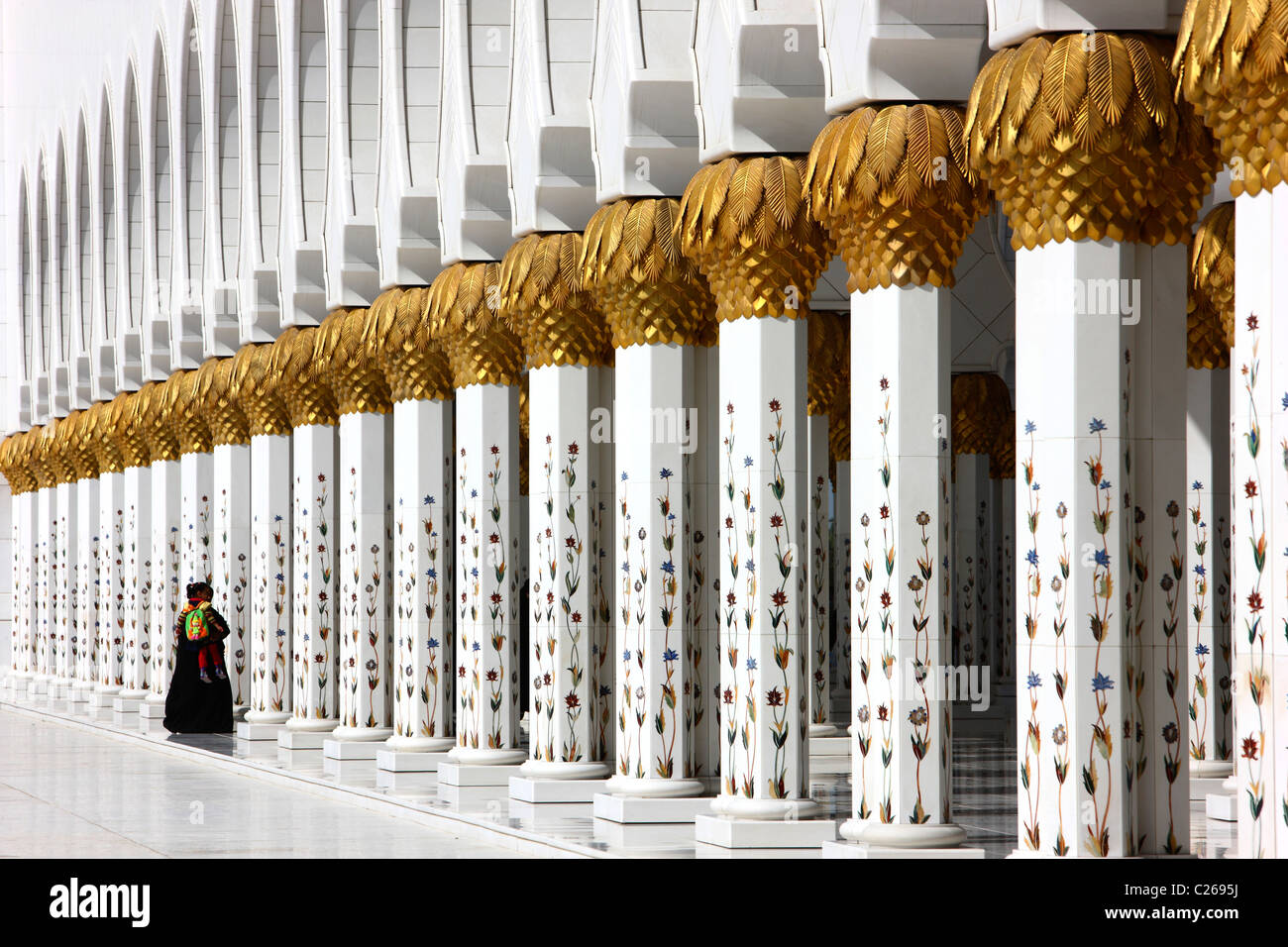 Sheikh-Zayed-Moschee, Abu Dhabi. Dritte größte Moschee der Welt. Platz für 10000 Gläubige drinnen und 30000 im Freien. Stockfoto