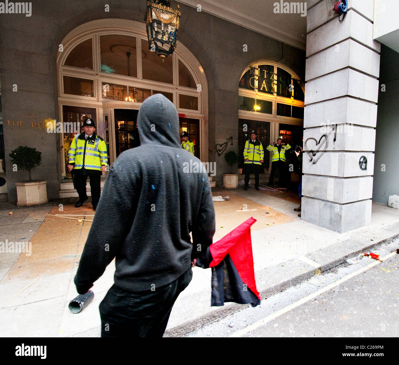 Ausschreitungen vor Ritz Hotel im März für den alternativen Anti-Kürzungen protest Stockfoto