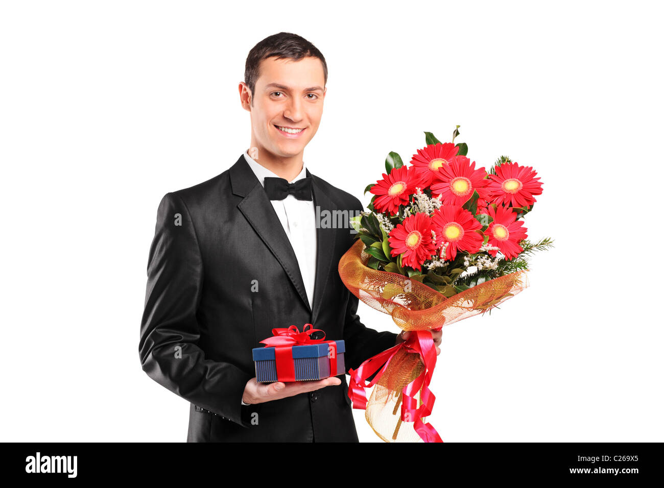 Hübscher Mann hält einen Strauß Blumen und Geschenk Stockfoto