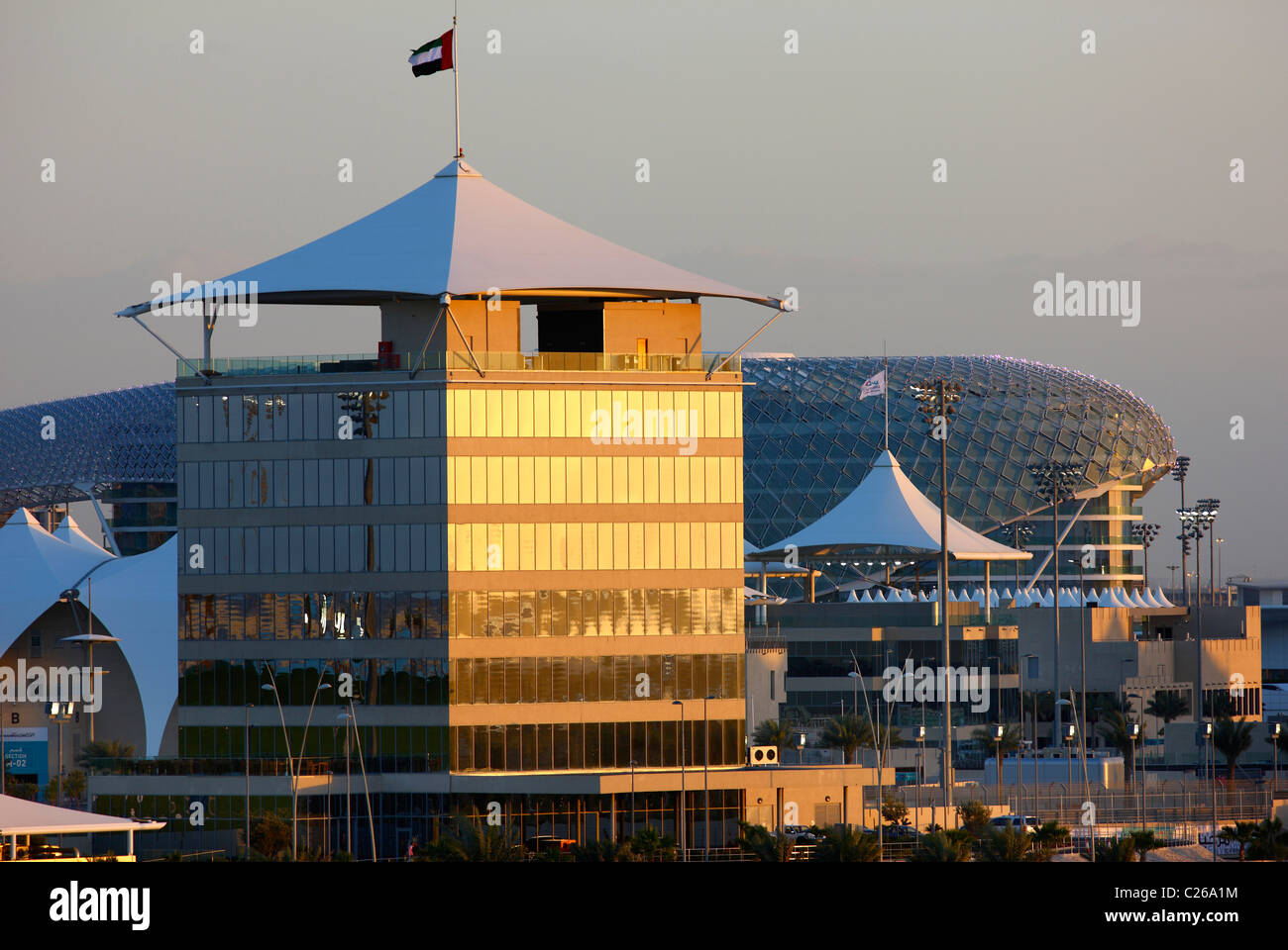 Yas Hotel auf Yas Island, Teil der Formel1 Rennstrecke, Design-Hotel auf Yas-Island, Abu Dhabi, Vereinigte Arabische Emirate. Stockfoto