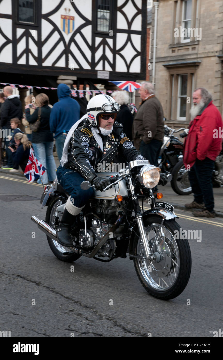 Motorradfahrer auf seinem wunderschön zubereitet Royal Enfield Motorrad durchfährt Wootton Bassett Teilnahme an der Charity Ride-o Stockfoto