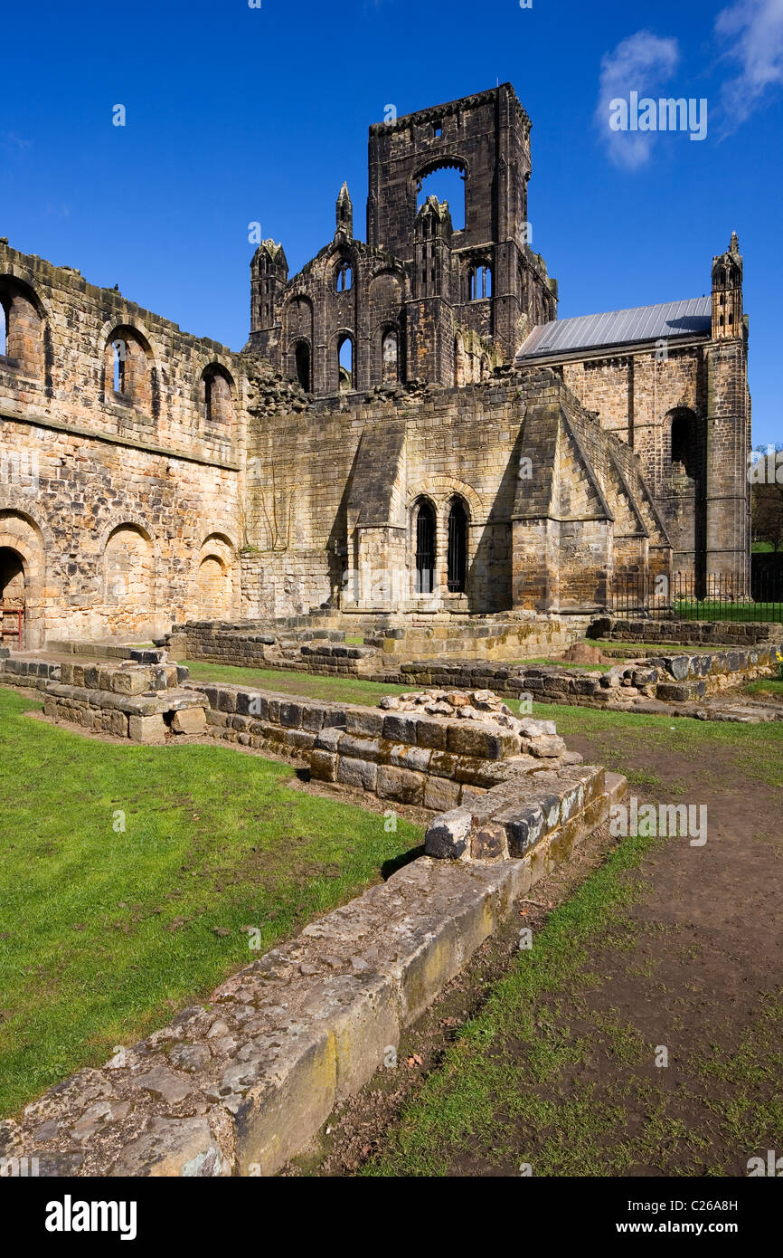 Die Ruinen von Kirkstall Abbey schoss ein Zisterzienserkloster in Frühlingssonne Kirkstall Leeds West Yorkshire UK Stockfoto