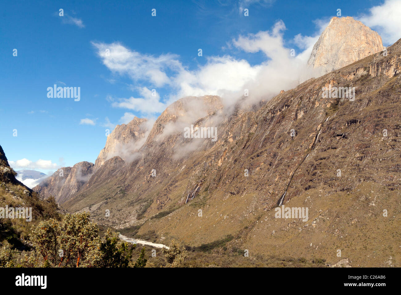 Paron Tal, in der Cordillera Blanca, Peru, wie vonseiten der Laguna Paron, die berühmten Esfinge (Sphinx) auf der rechten Seite zu sehen Stockfoto