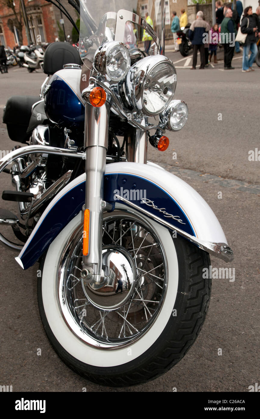 Verchromte Harley Davidson V Twin Deluxe Motorrad abgestellt in Wootton Bassett High Street während der Fahrt des Respekts-parade Stockfoto