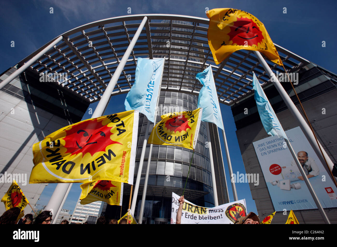 Anti-Atomkraft-Demonstration vor Deutschlands führende Weltmacht Firmensitz, RWE in Essen, Deutschland. Stockfoto