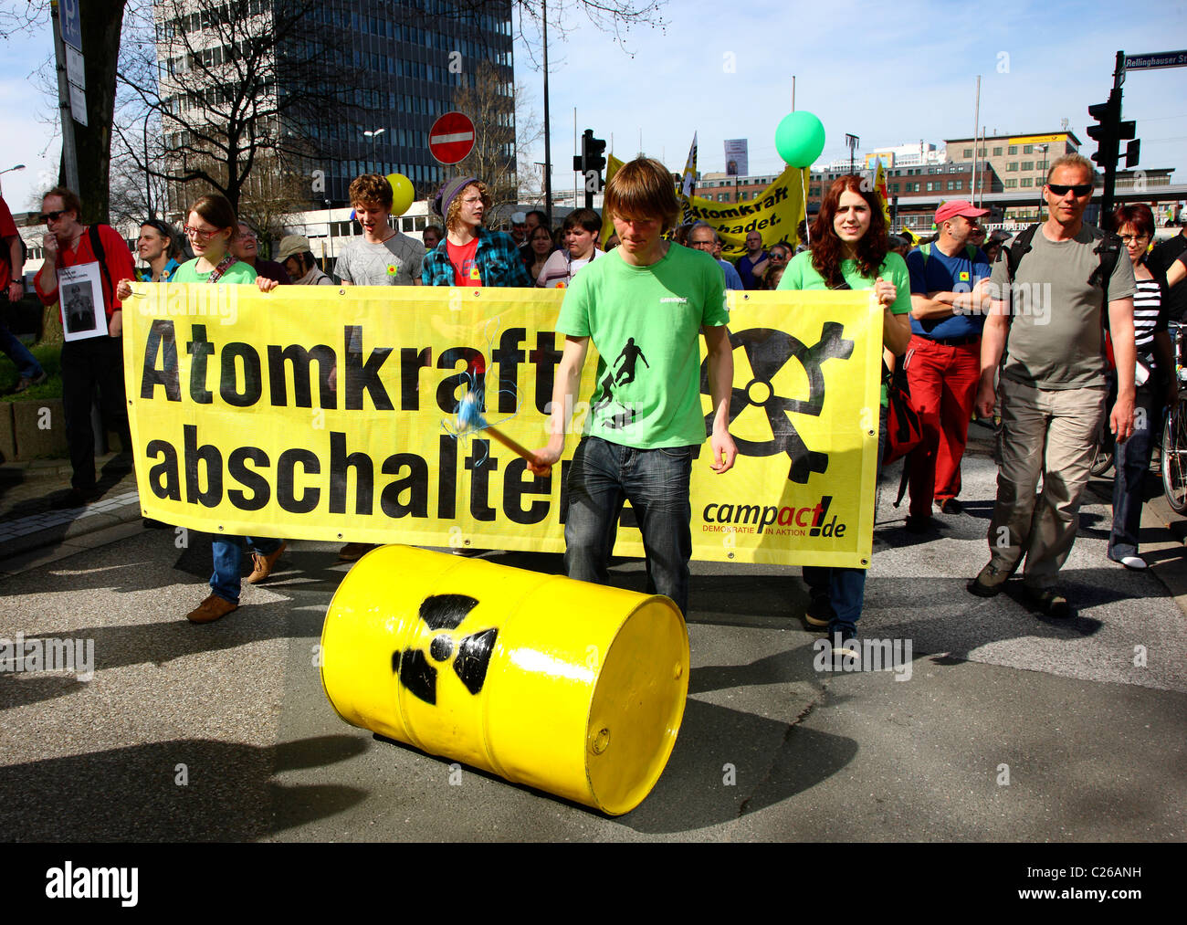 Anti-Atomkraft-Demonstration vor Deutschlands führende Weltmacht Firmensitz, RWE in Essen, Deutschland. Stockfoto