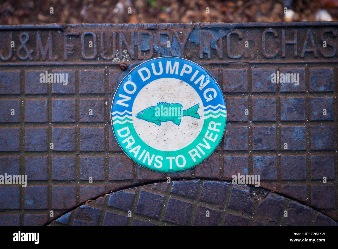 Kein dumping Zeichen auf einen Abfluss in Charleston, SC. Stockfoto