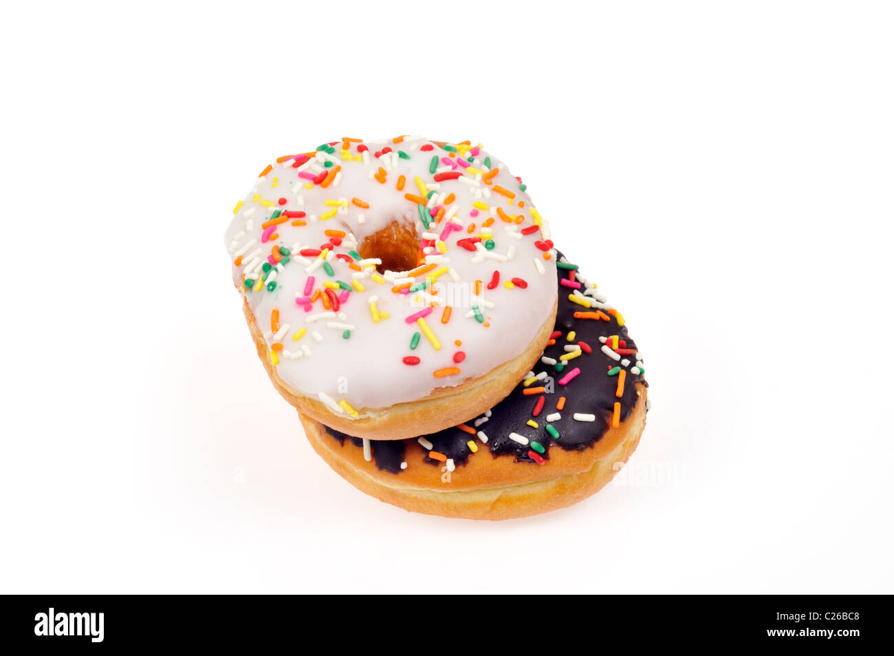 Vanille Matt Donut und Schokolade mattierte Donut mit bunten Streuseln auf weißem Hintergrund, ausgeschnitten. Stockfoto