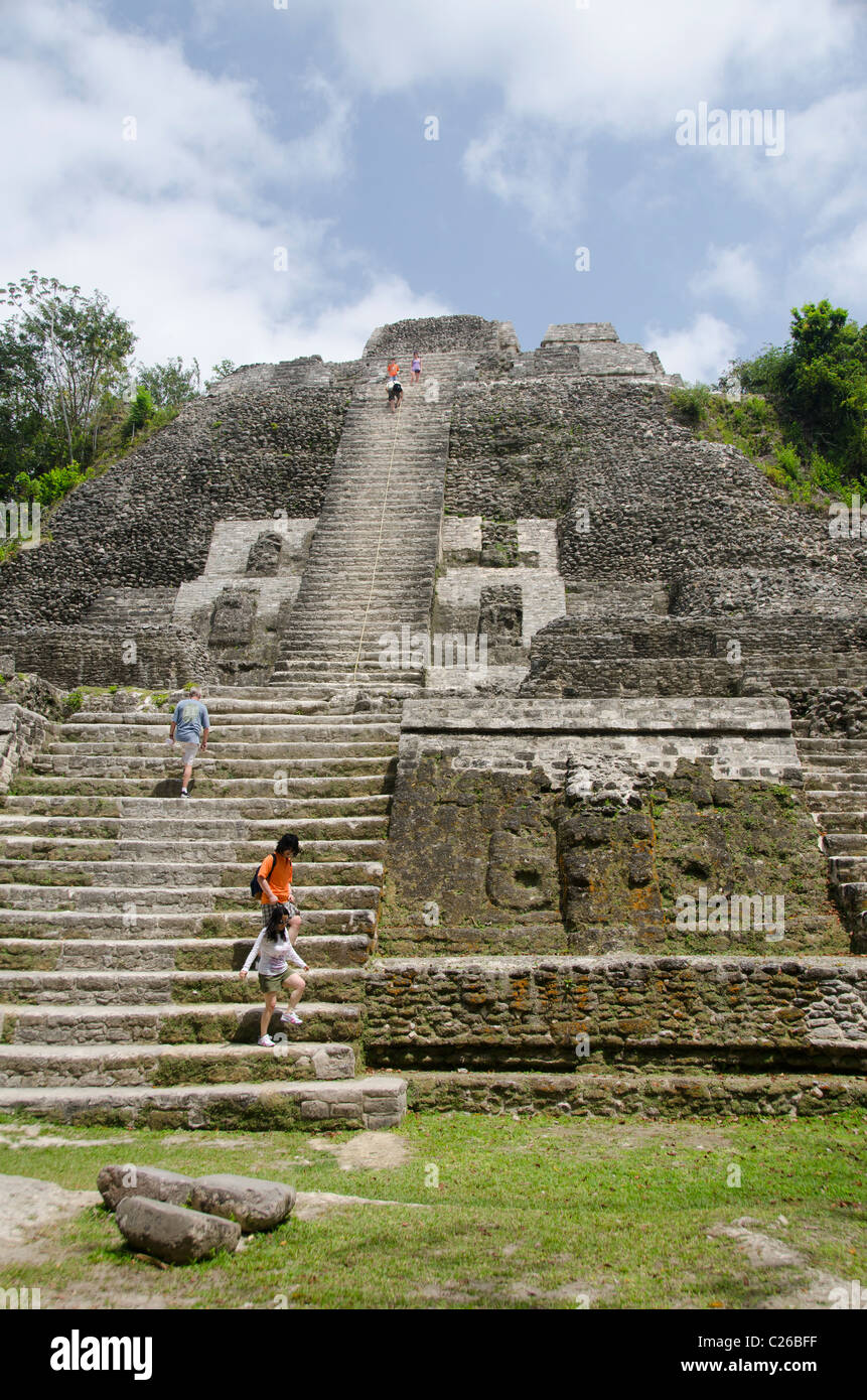 Mittelamerika, Belize, Lamanai. Historischen Maya-Ruinen. Hoher Tempel, alte Maya-Pyramide. Stockfoto