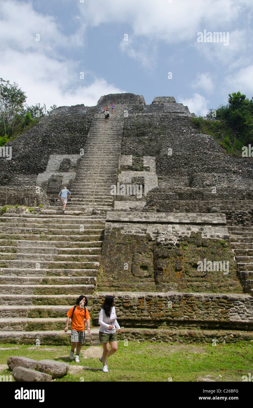 Mittelamerika, Belize, Lamanai. Historischen Maya-Ruinen. Hoher Tempel, alte Maya-Pyramide. Stockfoto