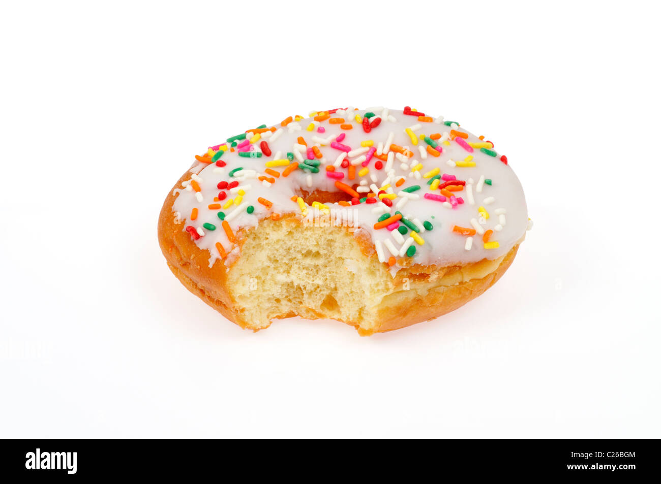 Teilweise gegessen Vanille Matt Donut mit Streuseln auf weißem Hintergrund ausschneiden Stockfoto