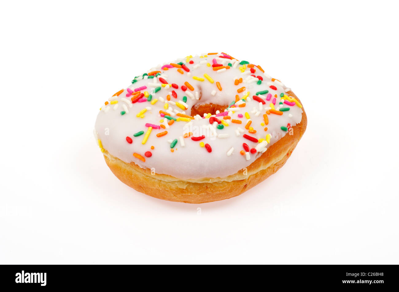 Vanille Milchglas oder Iced ring Donut mit bunten Streuseln auf weißem Hintergrund ausschneiden Stockfoto