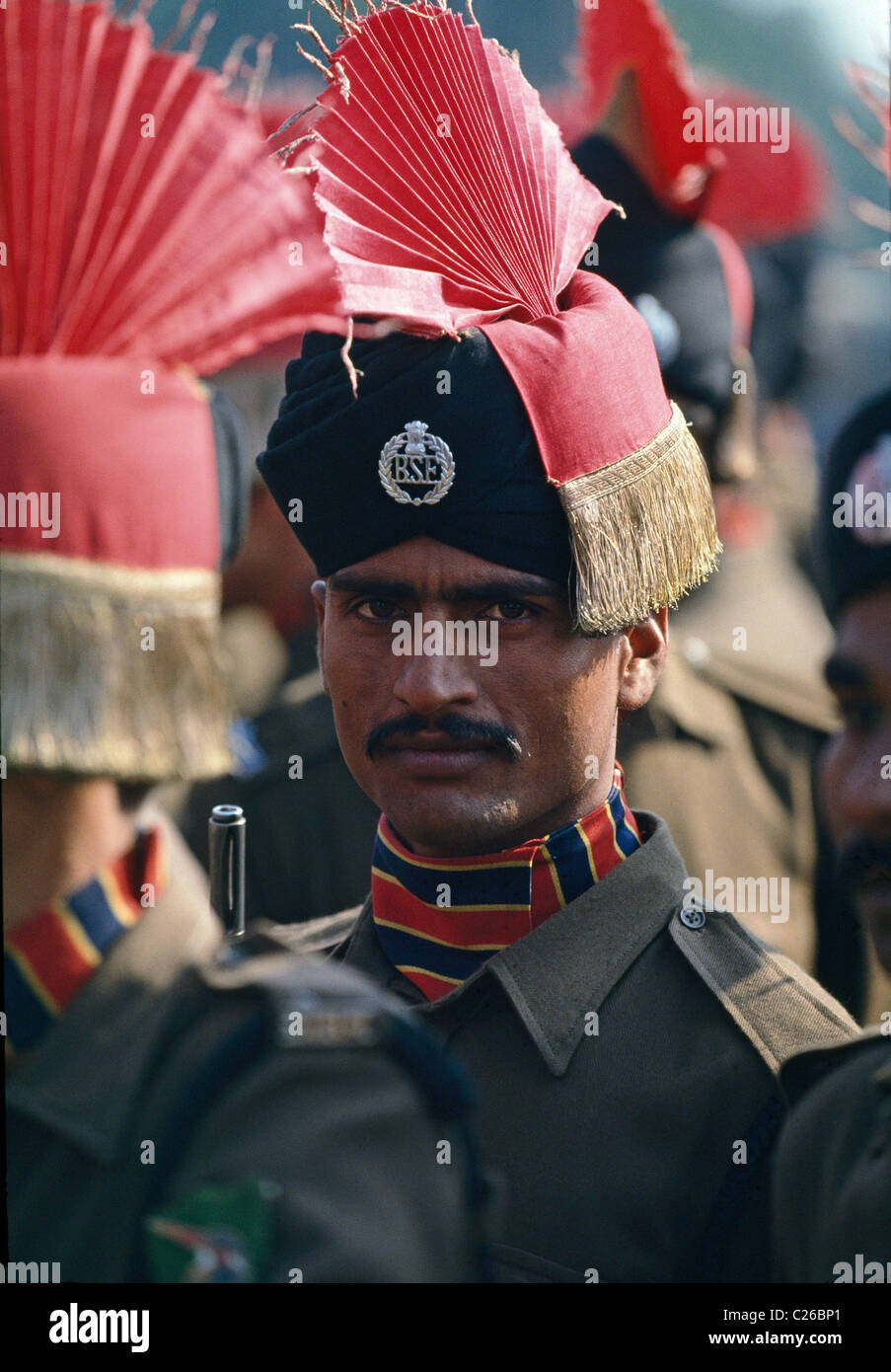Eine paramilitärische Soldaten aus Indiens Border Security Force Linien