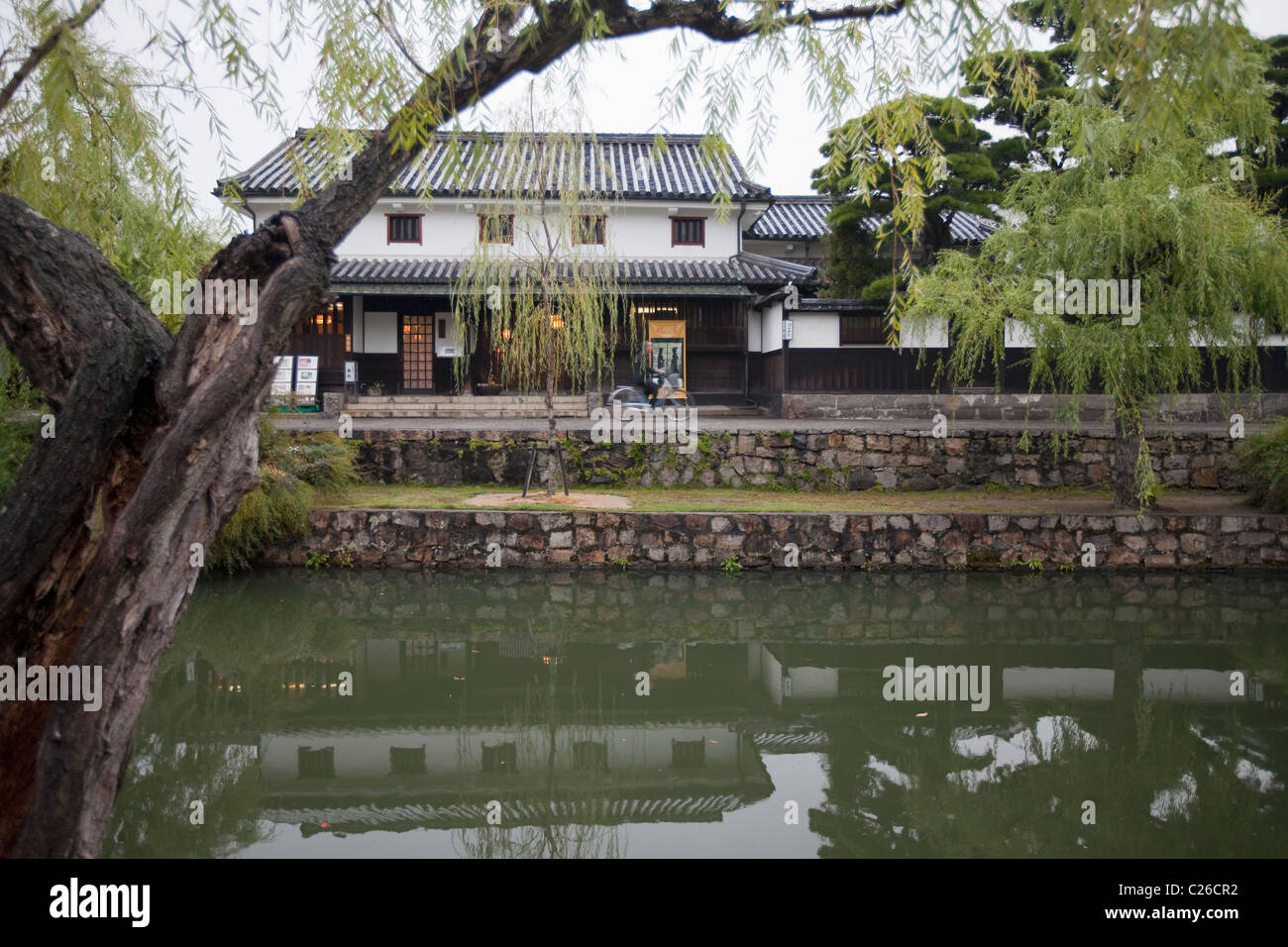 Restaurant mit Blick auf den Kanal im historischen Bezirk Bikan, Kurashiki, Japan. Stockfoto