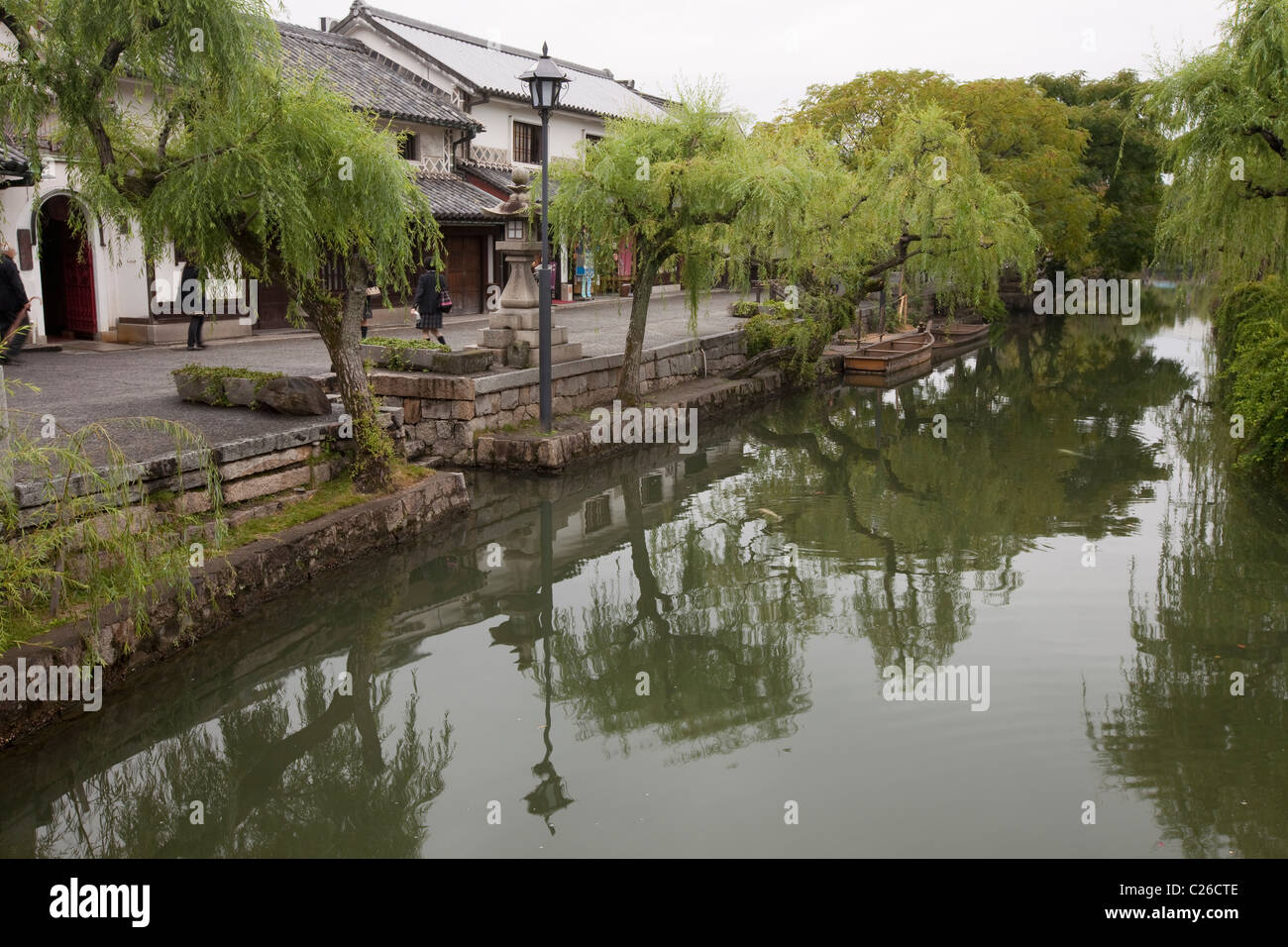 Kanal, gesäumt von Geschäften und Restaurants im historischen Bezirk Bikan, Kurashiki, Japan. Stockfoto