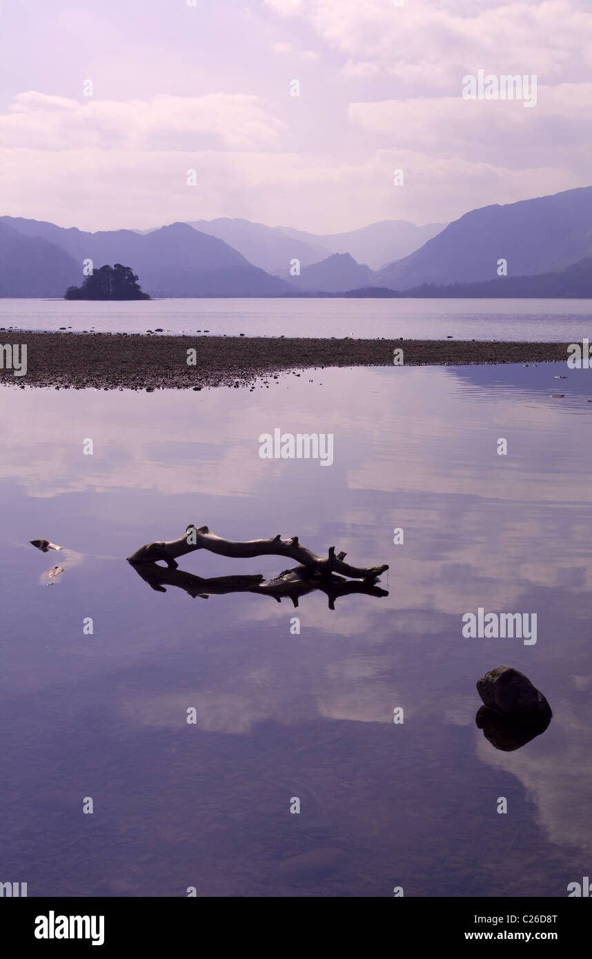 Reflexionen über Derwentwater, Lake District, Cumbria, England, UK, auf einem ruhigen und dunstigen Tag. Stockfoto