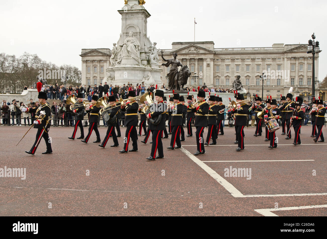 Die Band von der Royal Artillery marschieren und spielen draußen Buckingham Palace Stockfoto