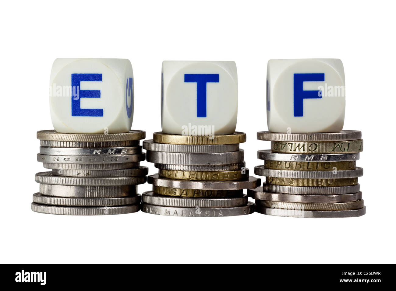 Stapel von Münzen mit den Buchstaben isoliert ETF auf weißem Hintergrund Stockfoto