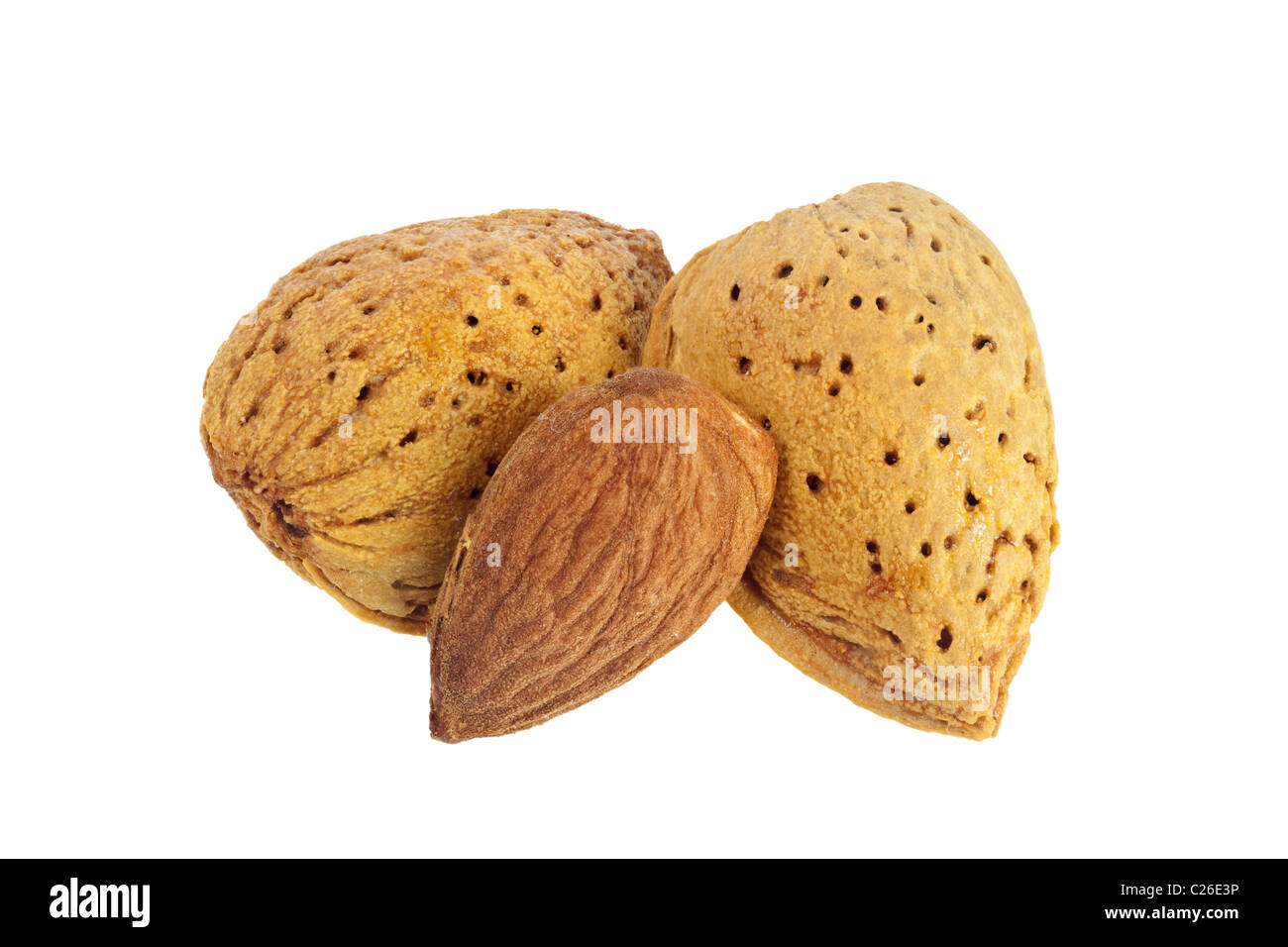 Geschälte und ungeschälte Mandeln isoliert auf weißem Hintergrund Stockfoto