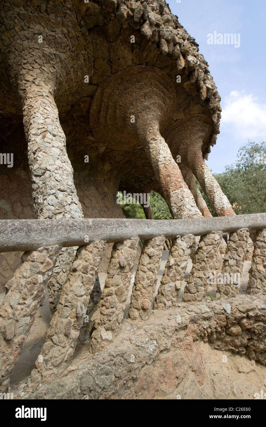 Viadukt mit sich schlängelnden Wege im Park Güell, Barcelona-Spanien Stockfoto