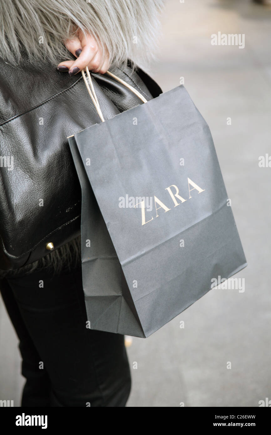 Zara shop bag -Fotos und -Bildmaterial in hoher Auflösung – Alamy