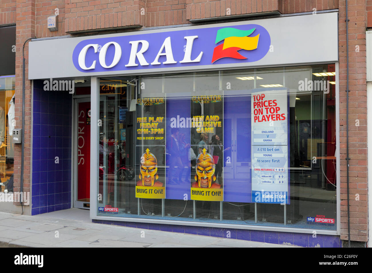 Korallen, die Hautpstraße Buchmacher ihre Niederlassung in Shrewsbury gilt hier mit Firmenname und Logo verbunden. Stockfoto