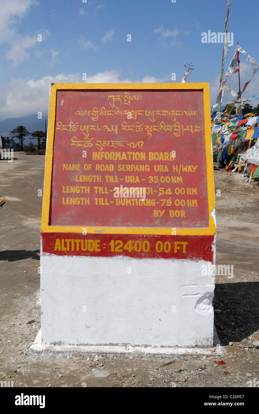Schild am Thrumshingla-Pass, der Grenze zwischen Mittel- und Osteuropa Bhutan Stockfoto