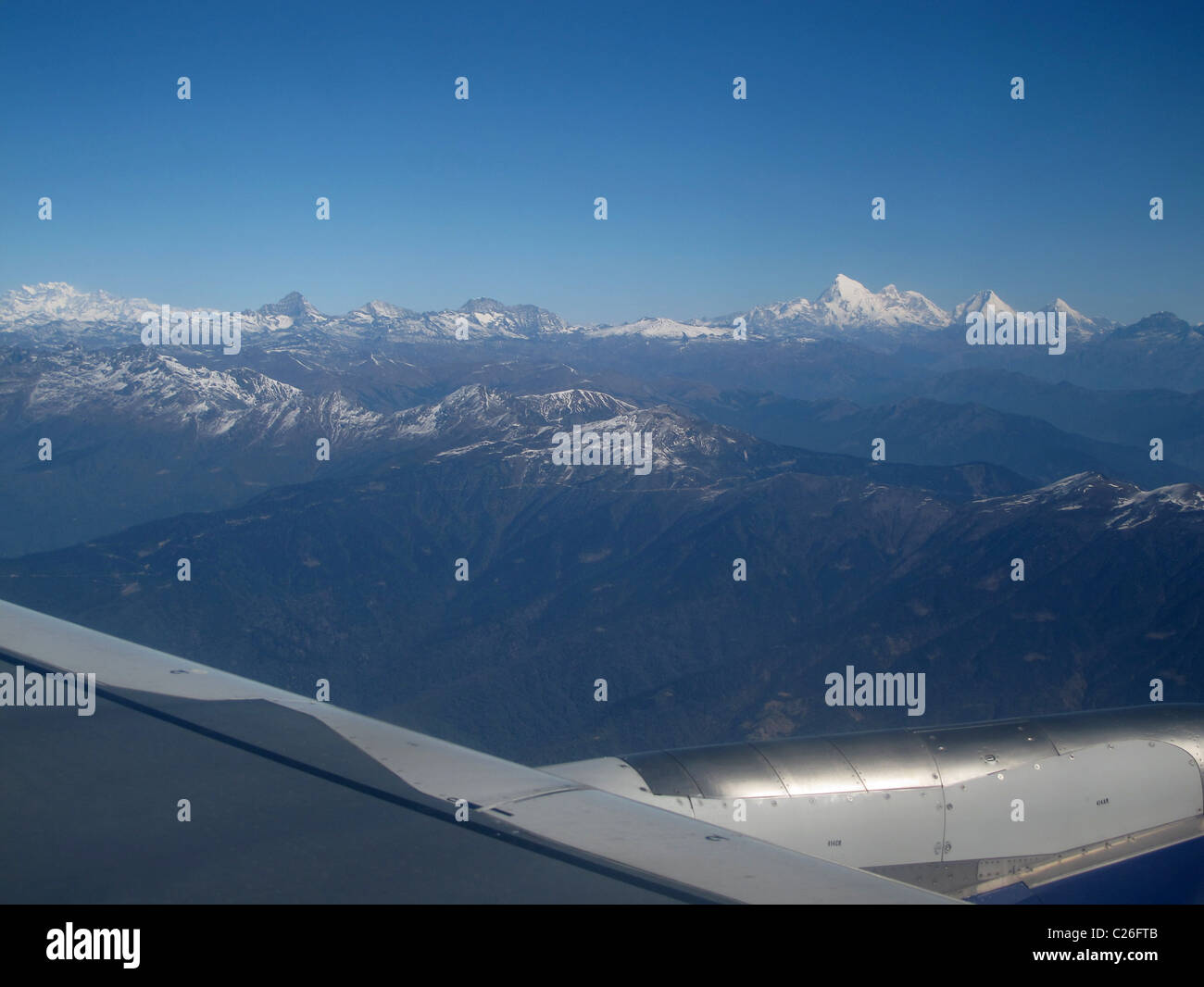 Blick über das Himalaya-Gebirge von einem Druk Air Flug in einem Airbus 319, nähert sich Int Flughafen Paro, Bhutan Stockfoto