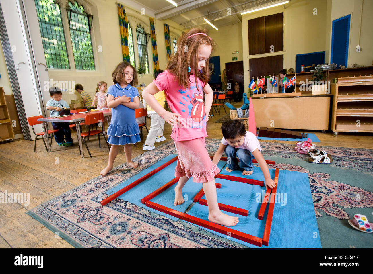 Kinder spielen mit alternativen Aktivitäten im Paint Pots Montessorischule, Hyde Park Crescent, London W2. Foto: Jeff Gilbert Stockfoto