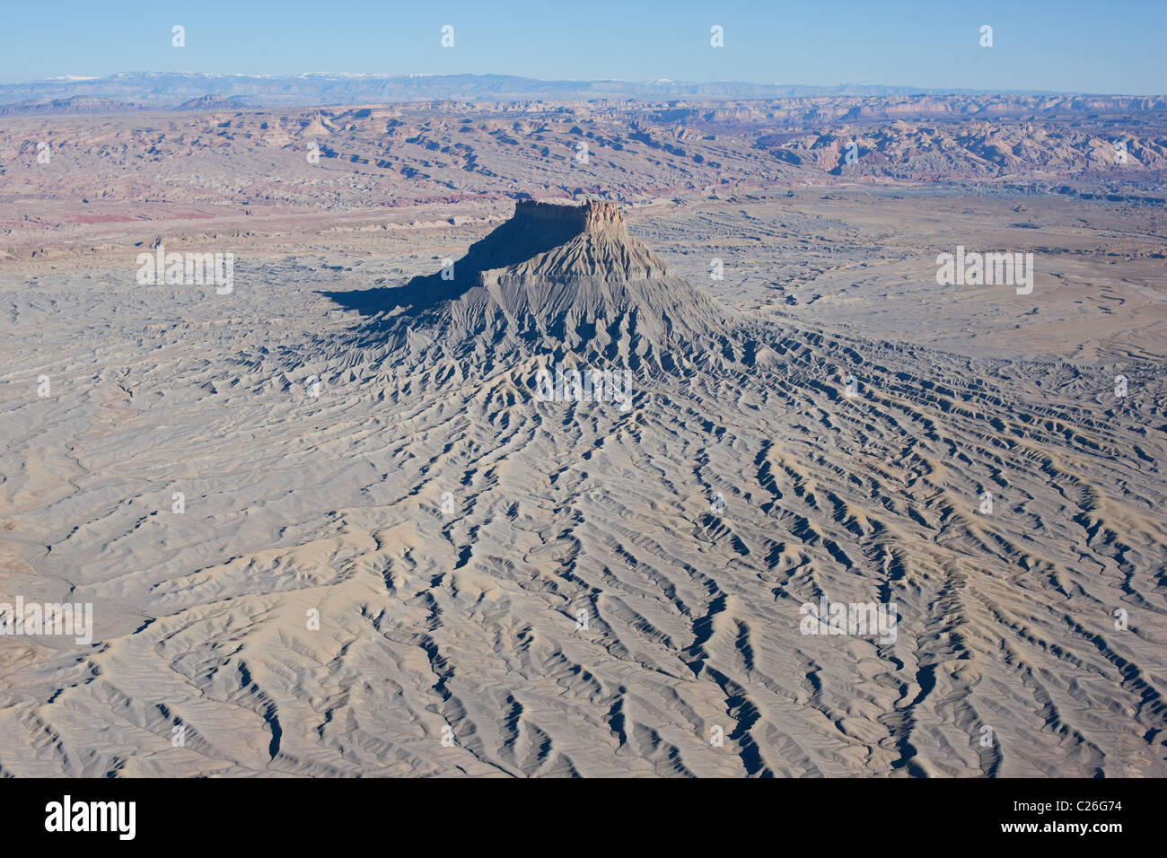 LUFTAUFNAHME. Butte, die (um etwa 500 Meter) aus der relativ flachen umliegenden Wüste herauskommt. Werkseinstellung. Caineville, Wayne County, Utah, USA. Stockfoto
