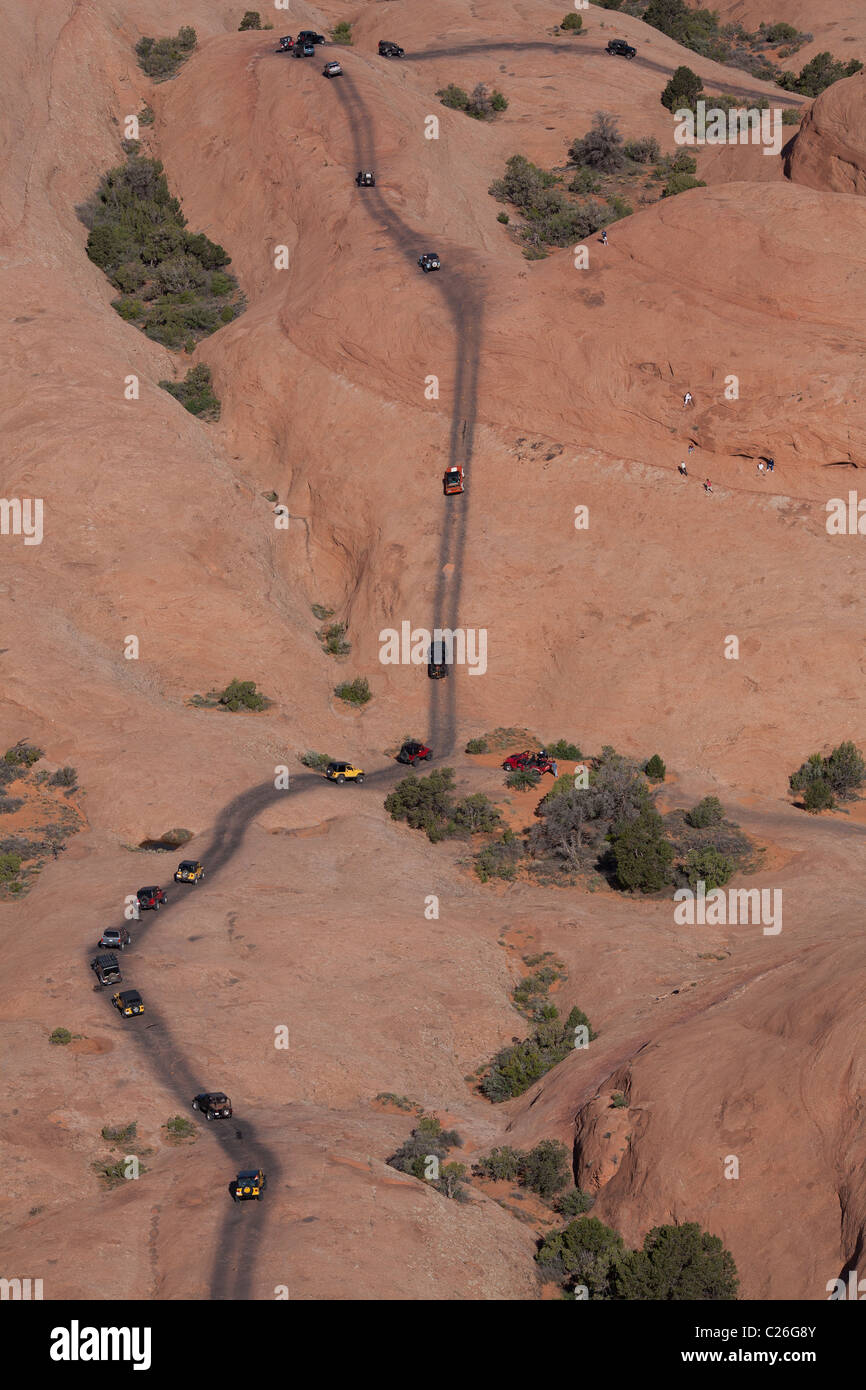 LUFTAUFNAHME. Moab Jeep Jamboree. 4x4-Enthusiasten treffen sich auf dem berühmten Hells Revenge Trail in der Nähe von Moab, Grand County, Utah, USA. Stockfoto