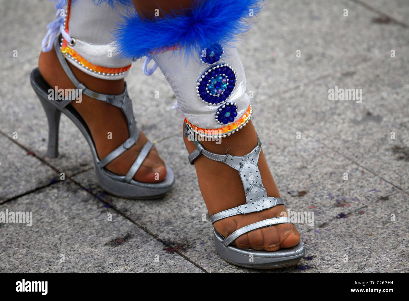 Ein Samba-Tänzer Schritten in Highheels beim Karneval Karnevalsumzug  Stockfotografie - Alamy