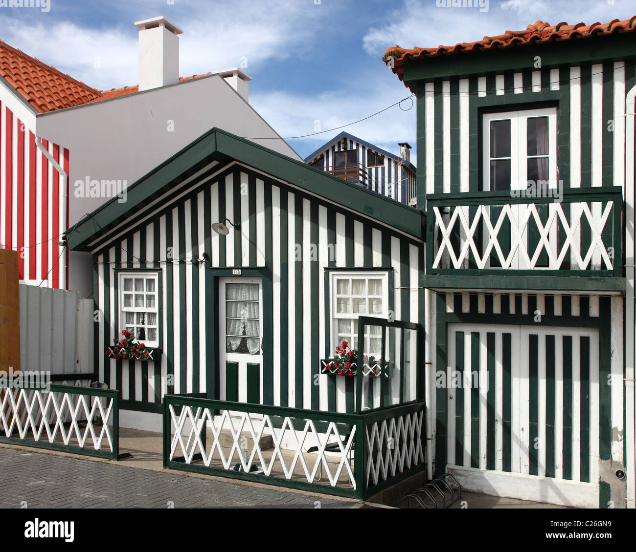 gestreifte Fishermens Ferienhäuser, Costa Nova, Portugal Stockfoto