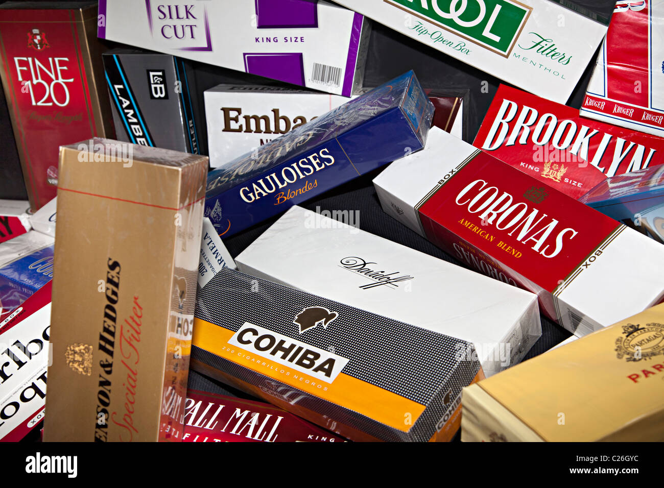 Verschiedene Pakete von Zigaretten Stockfoto