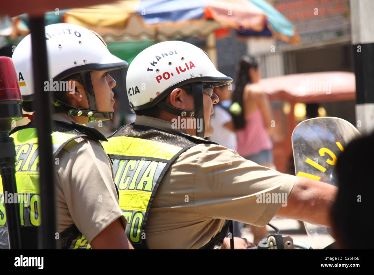 Eine Polizistin und ein Polizist in Uniform, Motorradfahren Stockfoto