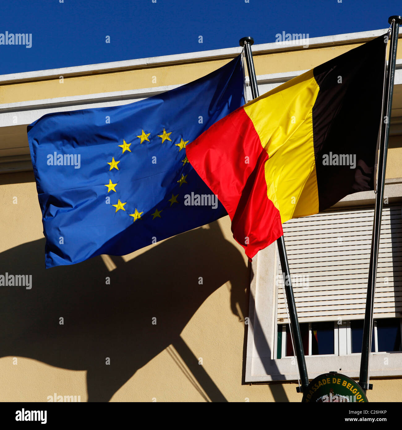 Die Nationalflagge von Belgien flieht eine Fahnenstange. Stockfoto