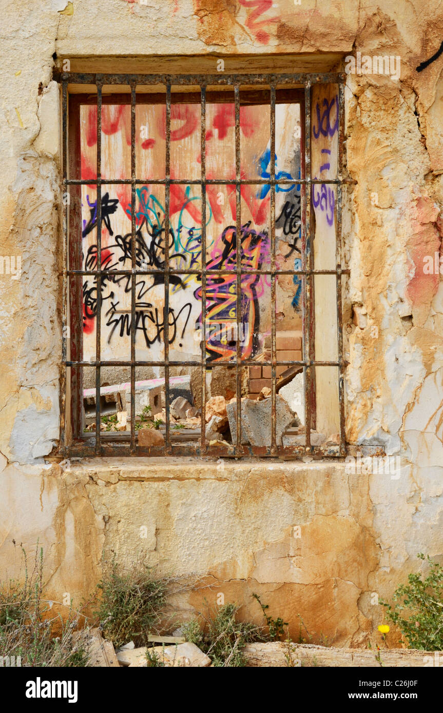 Geschändeter und verfallene Villa in der Nähe von Torrevieja, Provinz Alicante, Spanien. Stockfoto