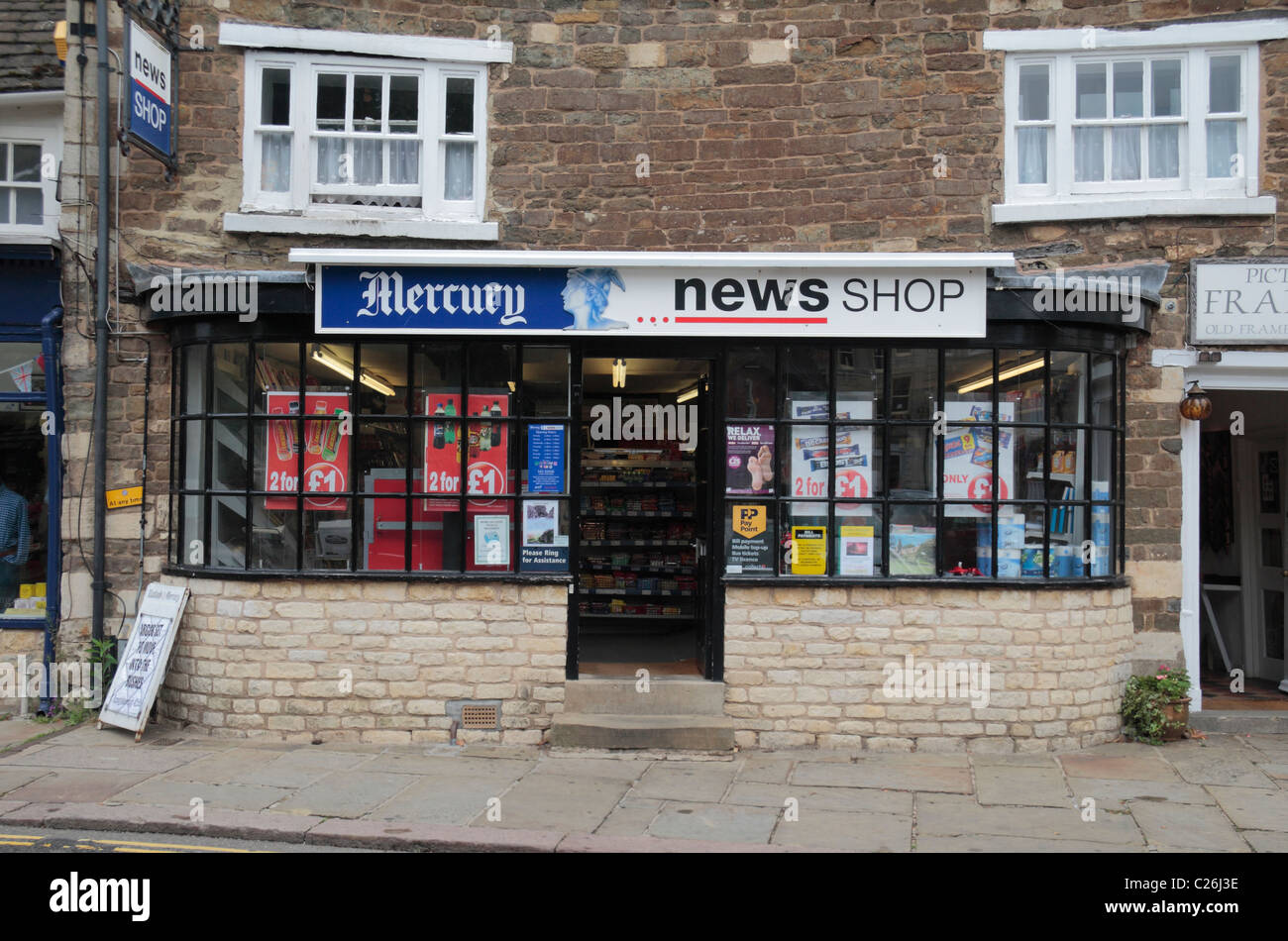 Eine kleine lokale Kiosk (Zeitungsladen) in Oakham, Kreisstadt von Rutland, England. Stockfoto